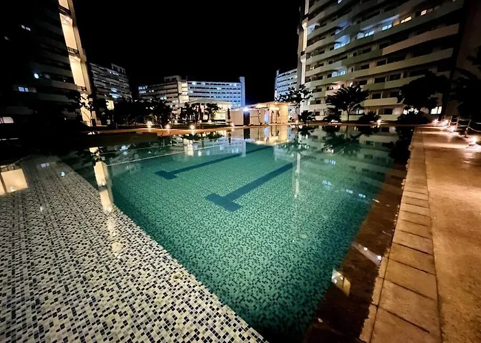 Free Parking, Pool, Gym, Netflix, Wi-fi, Ps4!
